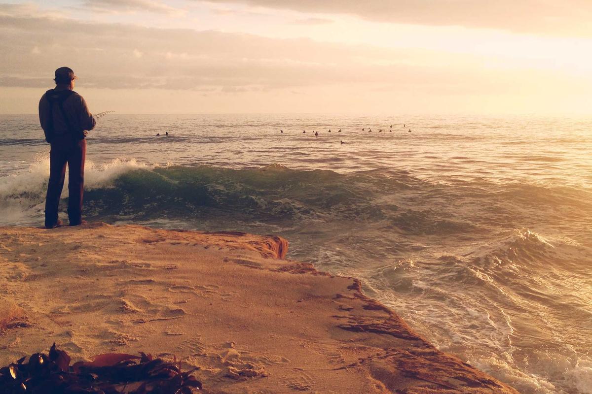 Uksolaradvice - Close-up of solar panels on a red tiled roof in Croatia, highlighting renewable energy.