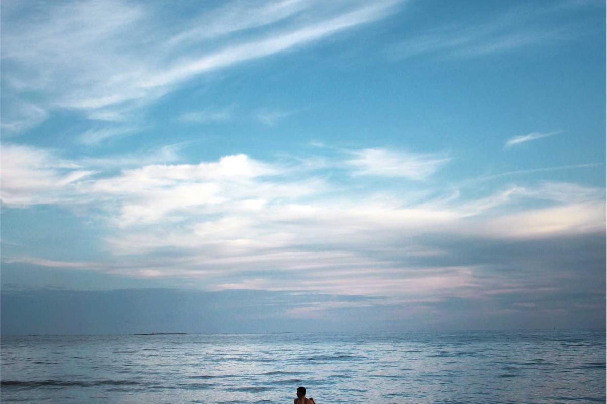 Uksolaradvice - Solar panels installed on a residential rooftop, showcasing eco-friendly renewable energy solutions.