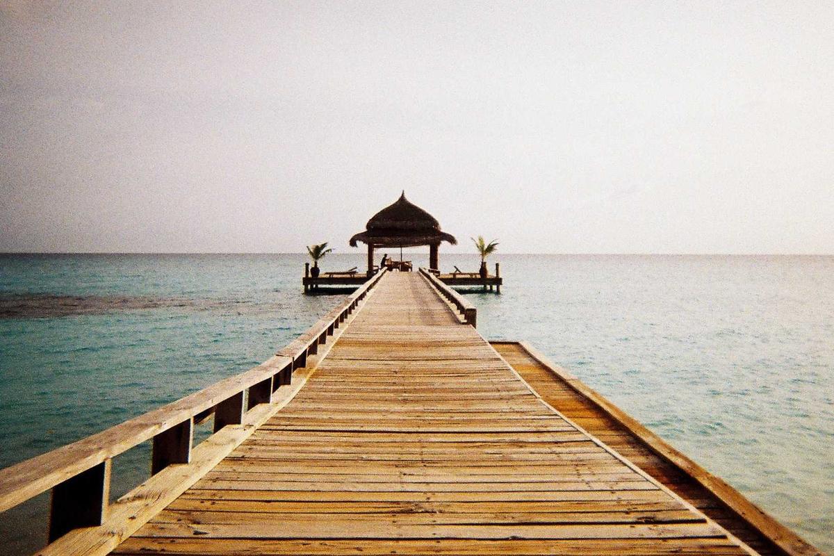 Uksolaradvice - Solar panels and wind turbine in a snowy landscape, showcasing renewable energy sources.